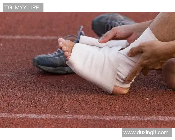 足球明星受伤后绑绷带的瞬间展现运动员坚韧不拔的精神与拼搏意志