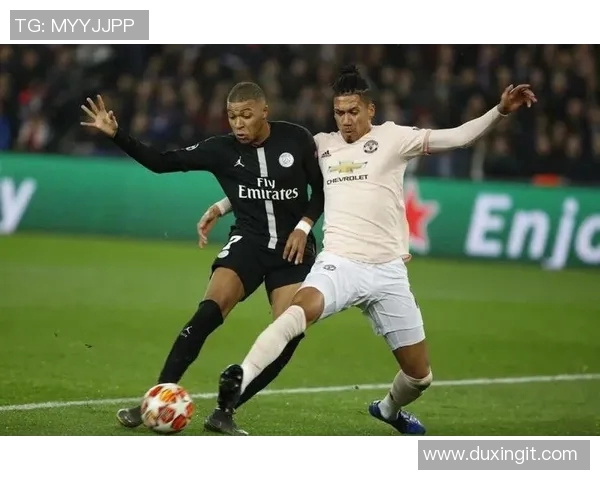 在第一视角中揭晓足球明星的真实身份与精彩瞬间